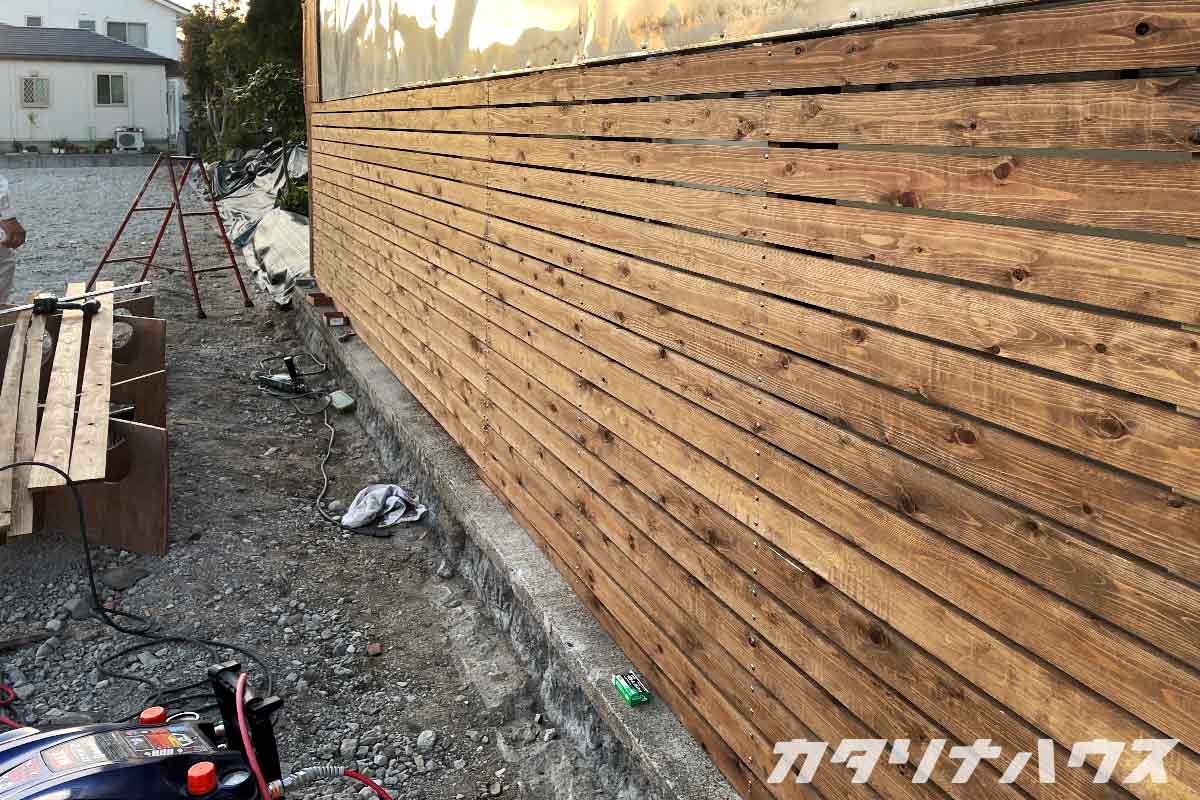 松山市で境界に板塀工事
