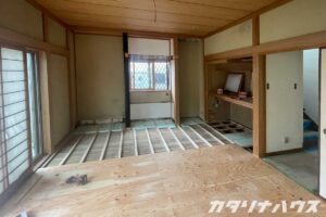 松山市中古住宅　中古住宅を買ってリノベーション　猫と暮らすリノベーション　　和室の改装　大工工事　床工事