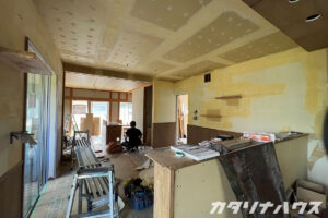 松山市リフォーム　内装工事　下地処理　パテ塗　猫と暮らす家　腰壁