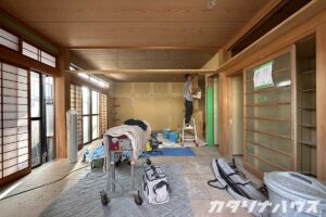 松山市リノベーション　猫リノベーション　二世帯住宅　内装工事　クロス　職人