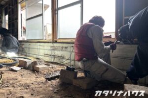 軽量鉄骨造住宅の基礎を補強する作業風景。中古住宅リノベーションの一環で行われた補修作業。