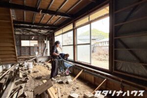 軽量鉄骨造の住宅基礎にコンクリートを流し込み、補強するリノベーション現場。耐震性向上を目的とした工事。
