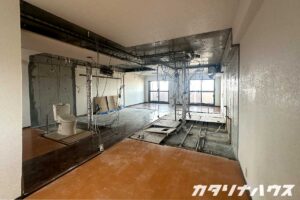 マンションリノベーションの現場。躯体を残してすべて解体しているスケルトン状態。