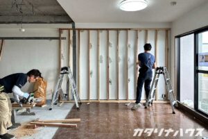 マンションのリノベーションを機に壁かけTVを設置できるよう、壁の電気配線を施工する電気工事士