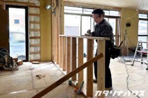 中古住宅を購入して対面キッチンを造作工事中の大工さん