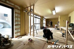 全面リノベーション中の現場。腰壁を作っていく職人さん