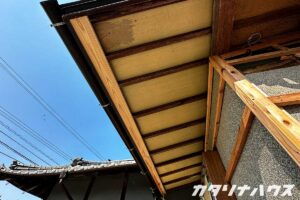 木の劣化が気になる玄関庇の軒天