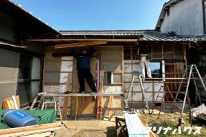 外壁をやり替えるタイミングで玄関屋根の裏を張り替える職人