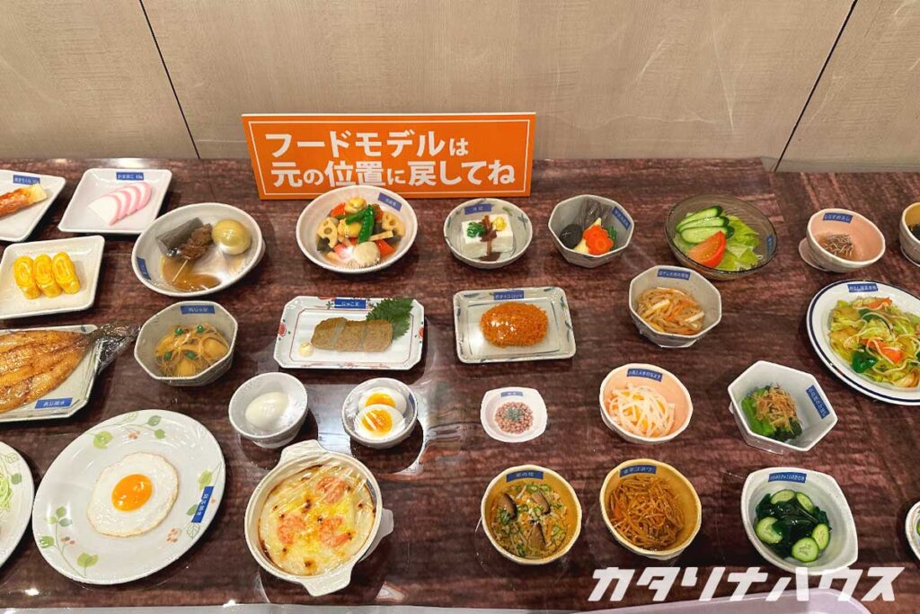 本物そっくりの食品サンプルたち。栄養情報が登録されたチップが入っています