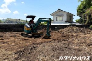 草が茂って手が負えなかった庭に重機を入れて整地する。