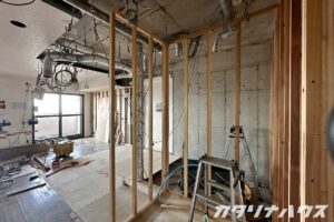 中古マンションリノベーション中の室内。スケルトン状態から間仕切り壁の骨組みを施工