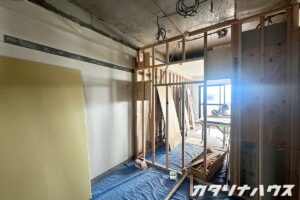 マンションの間取り変更工事｜間仕切り壁を組み立てているリノベーション現場