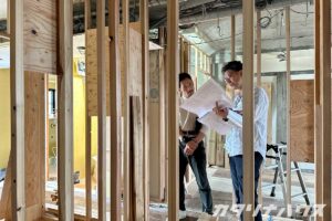 マンションリノベーションの打合せ風景｜現場で図面を確認しながら工事内容をすり合わせる職人と設計士