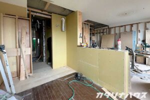 マンションリノベーションの下地工事｜キッチン壁の施工中の様子
