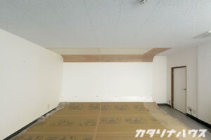 写真スタジオのリノベーション工事。曲線を描くバック紙風の下地を合板で施工中