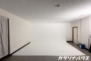 写真撮影用の白ホリゾント（無影壁）を再現したスタジオリノベーション完成後の様子
