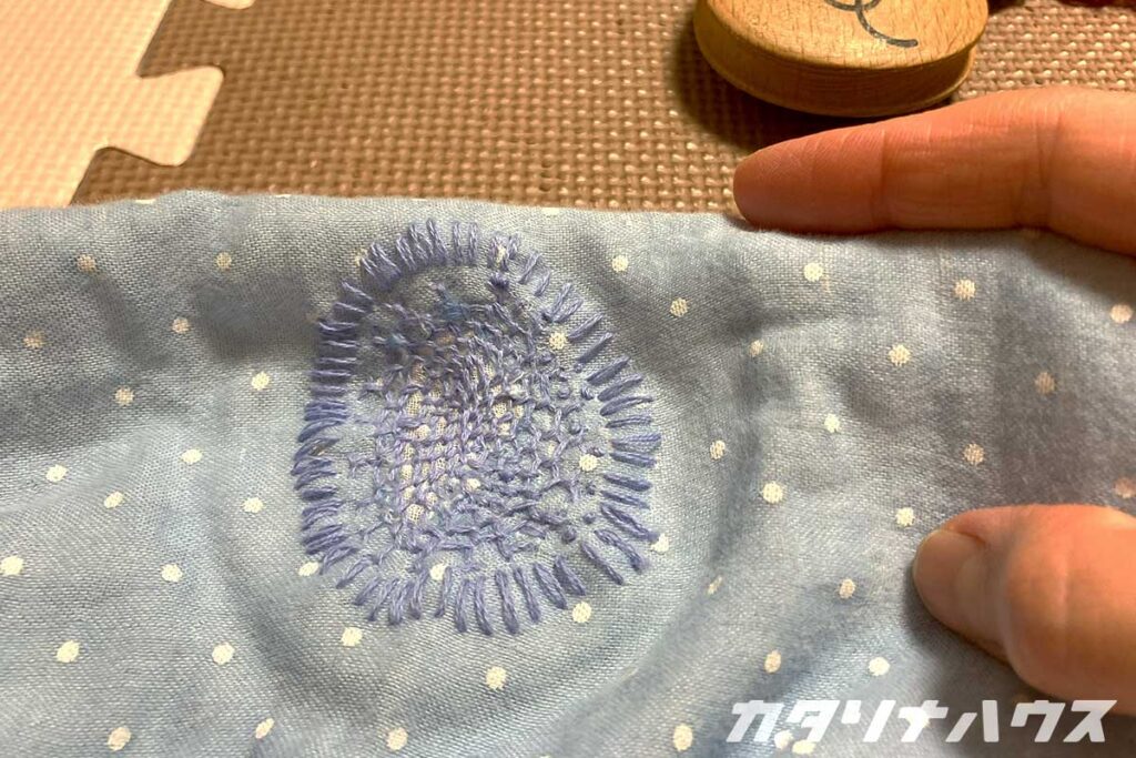 布と同じ色で目立たないダーニング