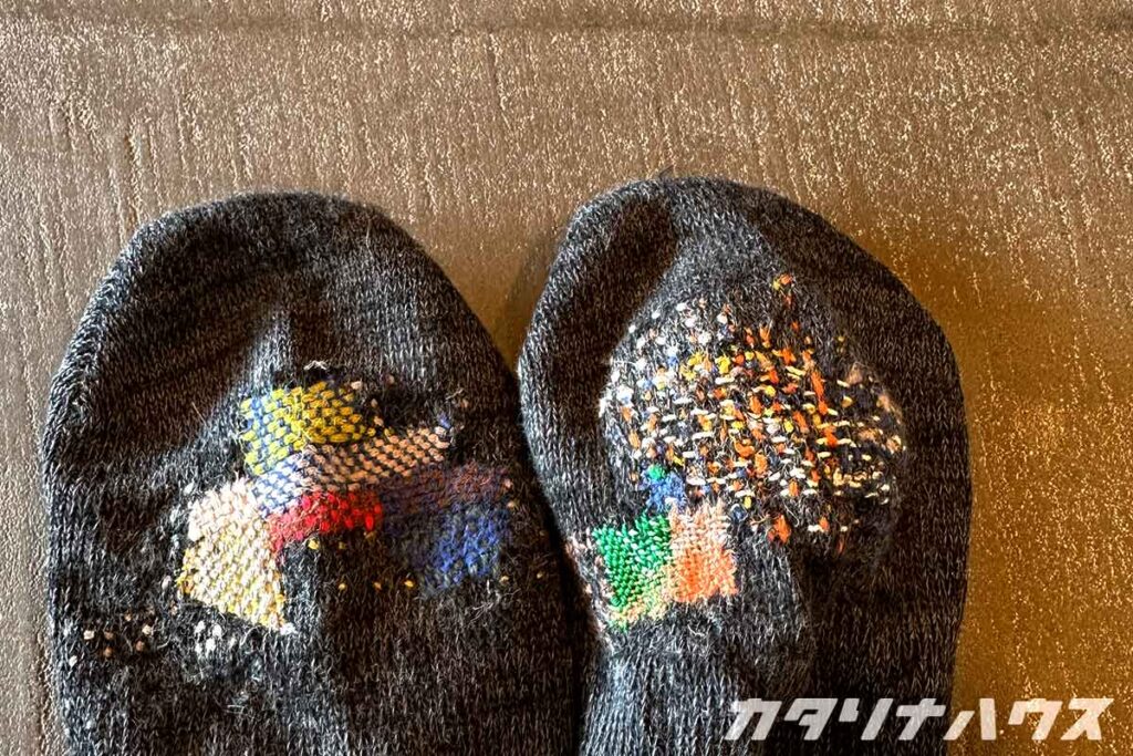 薄くなった靴下を色とりどりの糸でお直し