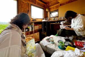 山小屋の秘密基地でダーニング作業に集中する参加者たちの様子