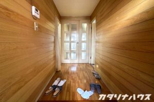 リノベーション前の板張り仕上げの廊下。