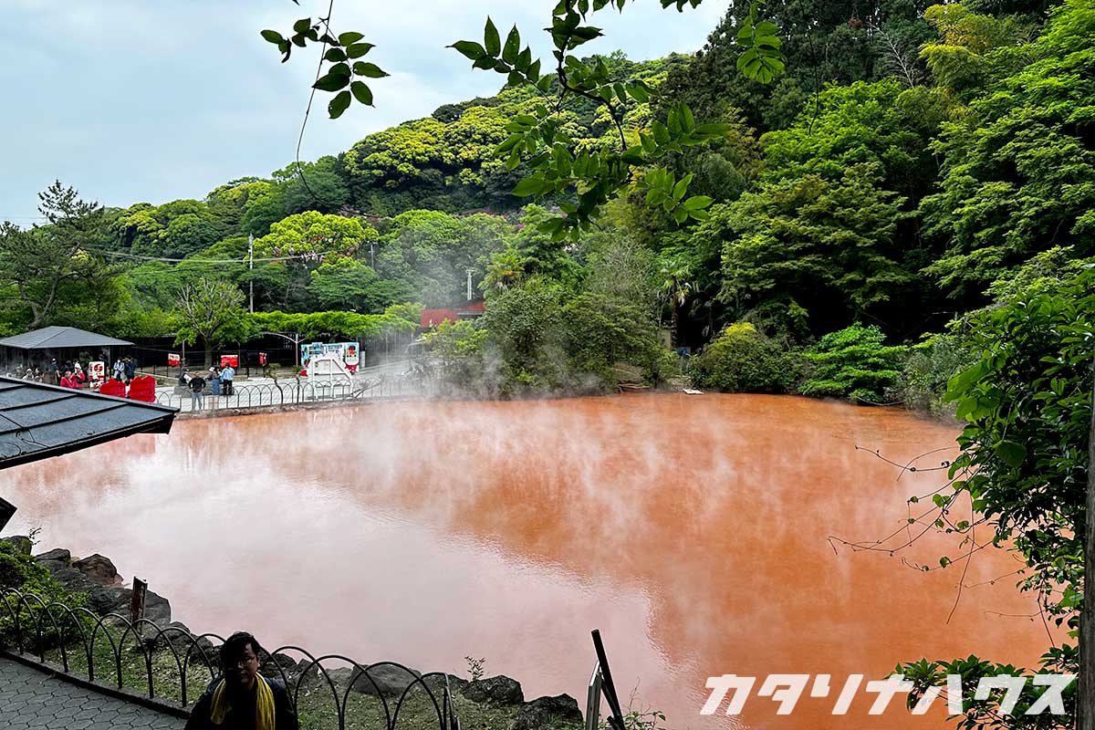 78℃の湯が沸き出ているため常に湯気が上がる赤い地獄