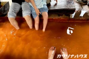 血の池地獄で入ることができる赤い足湯