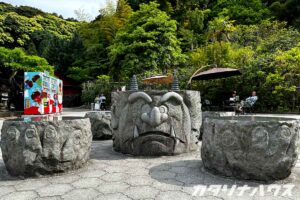 血の池地獄に設置された石でできた鬼のテーブルとスツール
