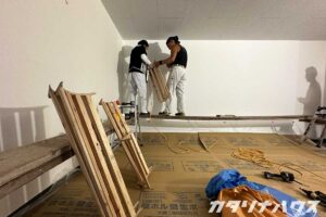白ホリゾントをつくる大工さん