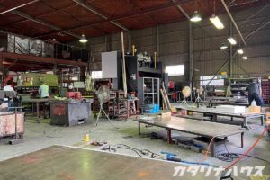 造作キッチンの製作が行われている金属加工工場の作業風景