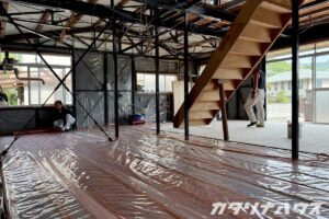 リノベーション中の住宅で、床一面に気密シートを敷き詰めた室内全景