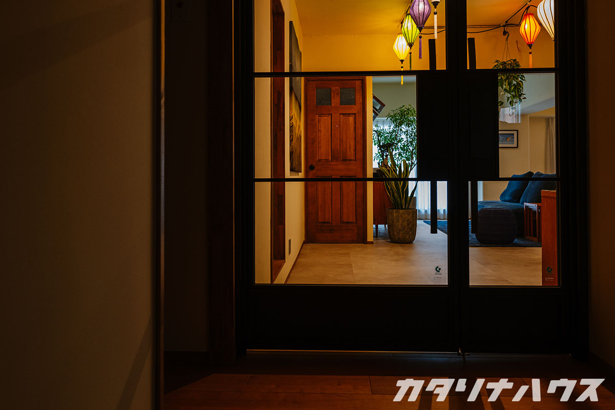 重厚なアイアンの扉。扉の奥は温かい照明が灯っている。