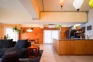 間仕切りのない広いリビングはコンクリート表しの天井と木壁がマッチした落ち着く空間。