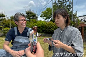 リノベーション中の住まいの庭でお菓子を楽しむスタッフ。自然の中でのリラックスタイム