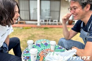 リノベーション作業の合間に屋外でコーヒーを楽しむスタッフの笑顔のひととき 