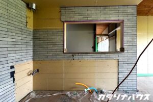 キッチンカウンターまわりの壁に貼られたグレー系タイル