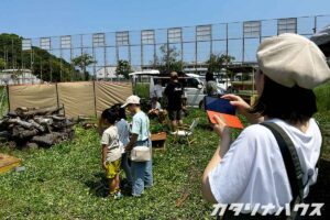 屋外イベントで子どもたちがアウトドア体験を楽しむ様子と撮影する保護者