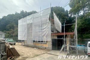 足場が組まれ、外壁工事が進行中の戸建てリノベーション現場全景