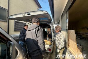 大工が荷室カスタムした工具収納棚を確認中。