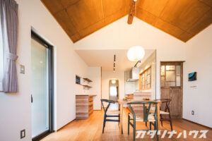 梁を見せた三角勾配の天井が可愛いLDK。和紙製の丸い照明とYチェアがマッチし、北欧と和をうまく融合している。