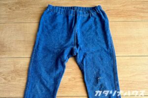 子ども用のデニム風レギンス。右足のひざに破れがある。