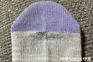 つま先部分に穴があいたグレーと紫の靴下。補修前の状態。