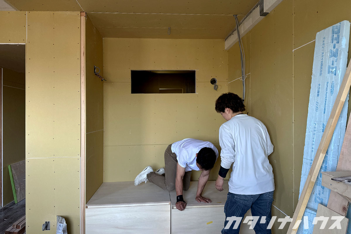 ヌックの床部分を組み立てる作業中。職人が強度や寸法をチェックしている場面。