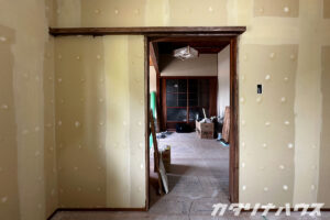 内装リフォーム中の部屋。石膏ボードで壁を仕上げ、これからクロスを貼る前の状態。