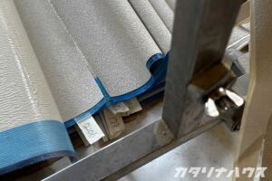 施工現場で使うビニールクロスのロール。カットしやすいように整えられている。