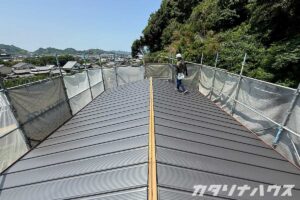 金属屋根の施工完了後。美しく仕上がった新しい屋根の全景。