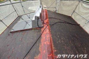 劣化が進んだ既存の屋根。塗装の剥がれや色あせが目立つ。