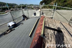 下地処理後、新しい屋根材を取り付けるための施工準備の様子。