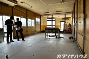 店舗改装でコンクリート土間を打設し仕上げたきれいな床の様子