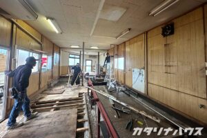 古い木造店舗を改装するため床板を剥がし解体作業を進める職人たち