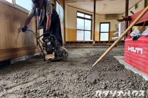 改装中の店舗で床下を整地し転圧機で地盤を固める工程